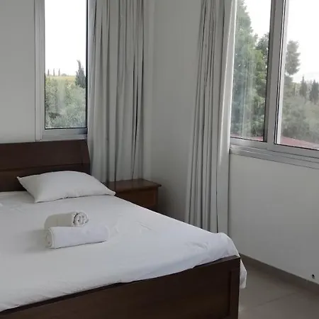 וילה Village Villa, Cyprus, Salt-water Pool, 5 Bedrooms, Larnaca *