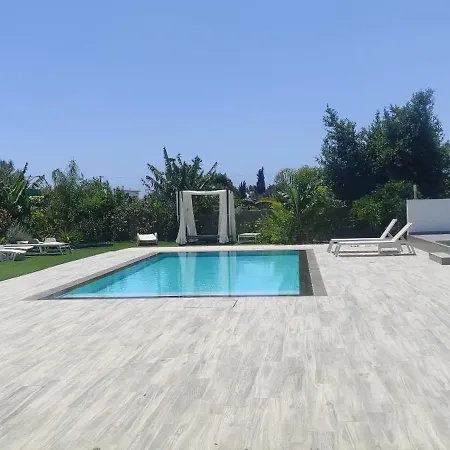 Village Villa, Cyprus, Salt-water Pool, 5 Bedrooms, Larnaca וילה *