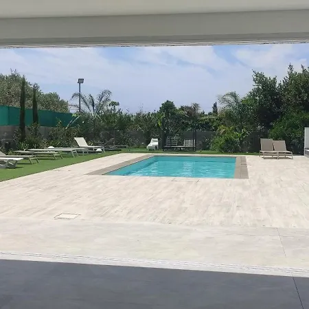 וילה Village Villa, Cyprus, Salt-water Pool, 5 Bedrooms, Larnaca